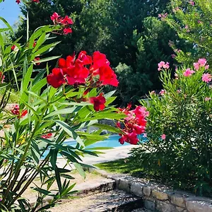 https://mas-lou-piastoun.fr-provencehotel.com